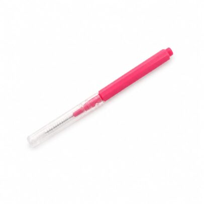 Micro spazzolina fucsia con cappuccio protettivo trasparente per stendere i peli nella laminazione sopracciglia Hanami Secrets.